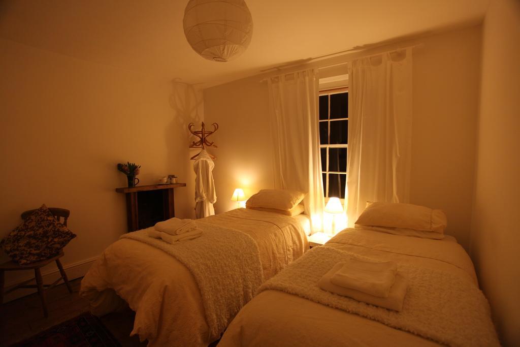 Moon In The Apple Tree Bed & Breakfast Глостънбъри Стая снимка