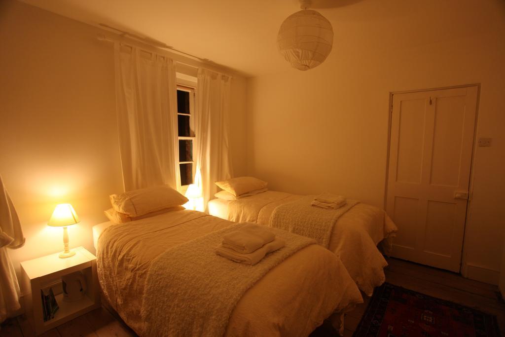 Moon In The Apple Tree Bed & Breakfast Глостънбъри Стая снимка